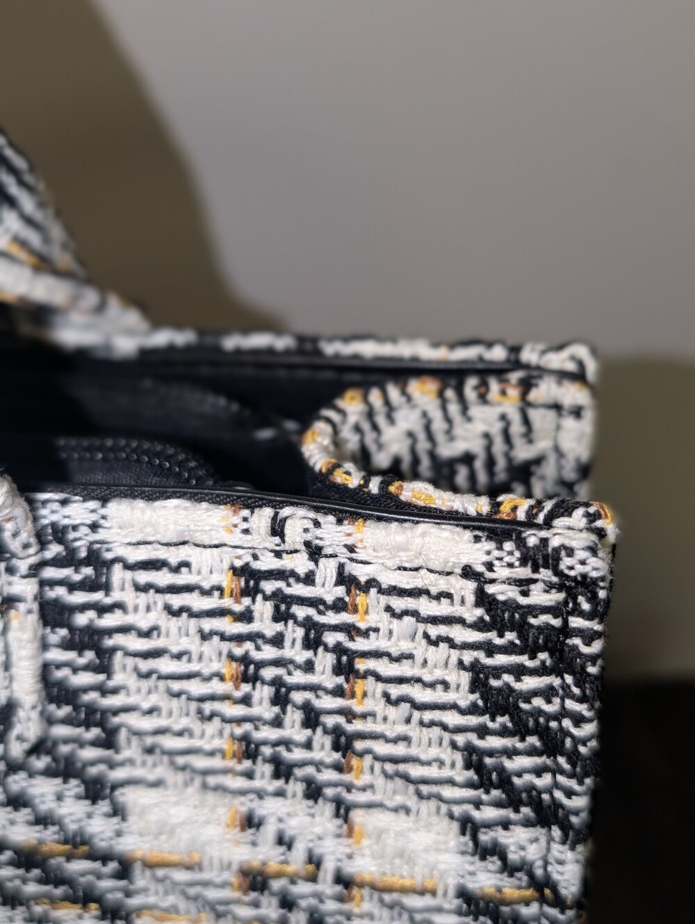 JUST REDUCED 🚨 Tweed Plaid Medium Tote ✨ Chic Structured Crossbody - Picture 8 of 10